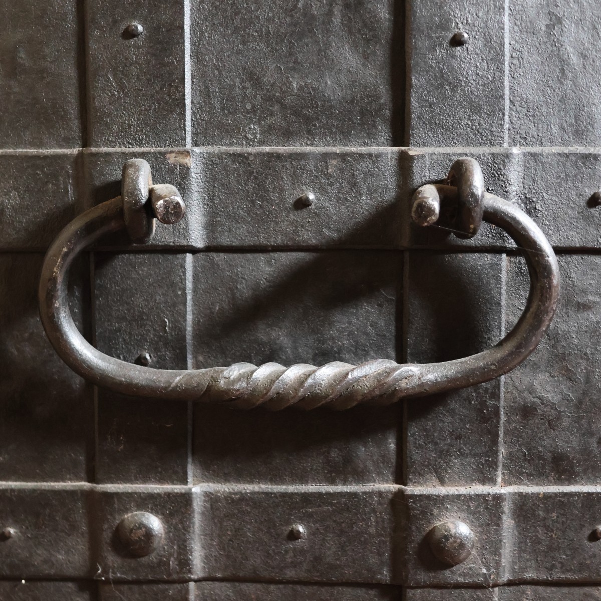 Forziere in ferro e lamiera sbalzata, Nord Italia, fine XVII secolo inizi XVIII secolo-photo-1