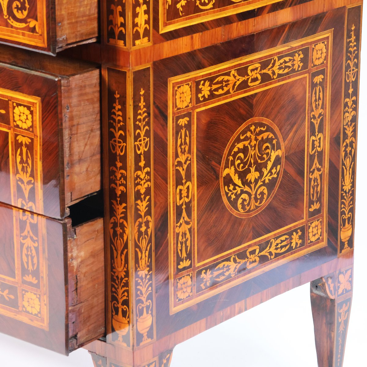 Comò lastronato in palissandro ed intarsi in legni vari, Lombardia, fine XVIII secolo-photo-4
