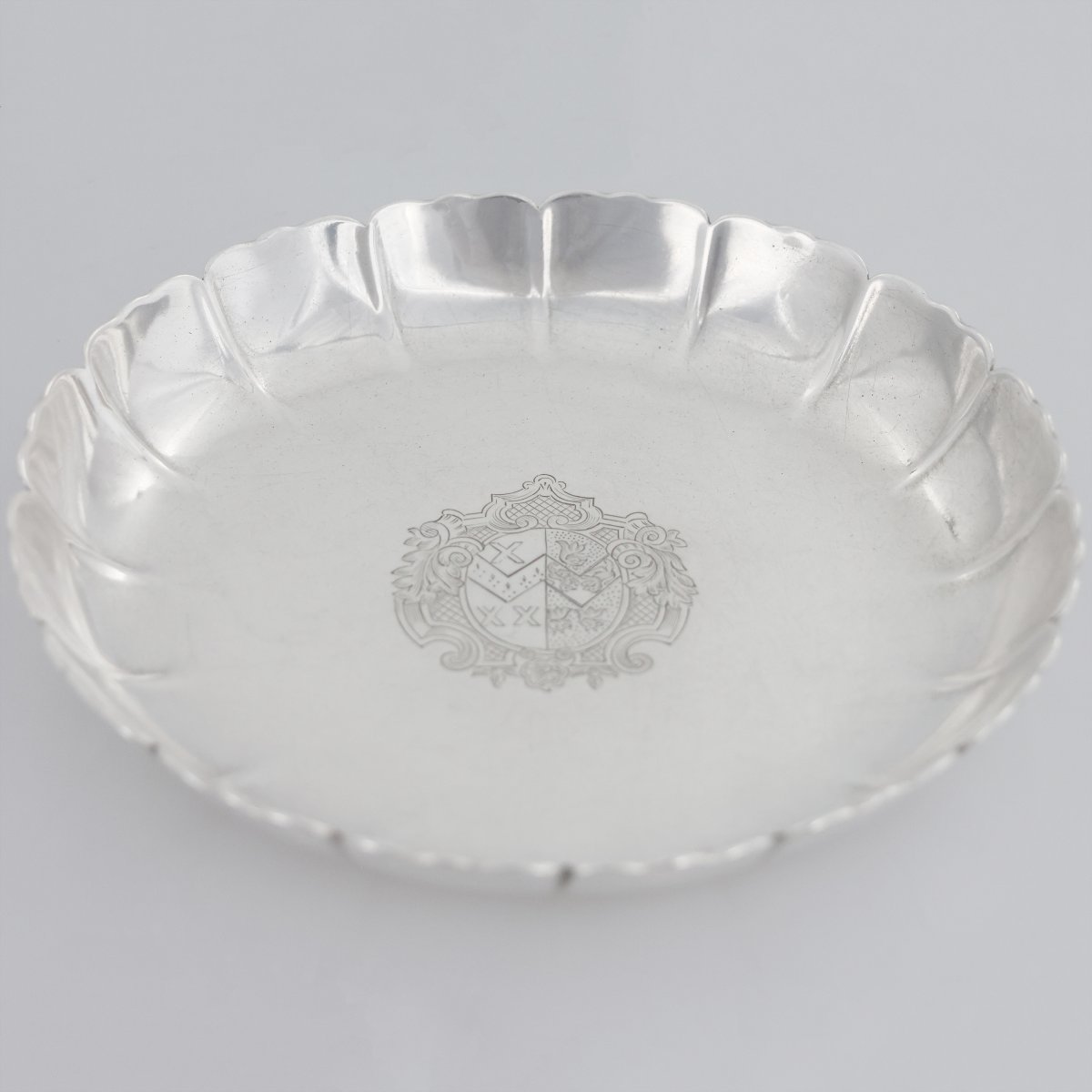 Salver in argento Britannia Giorgio I, Paul de Lamerie, Londra, 1717-photo-4