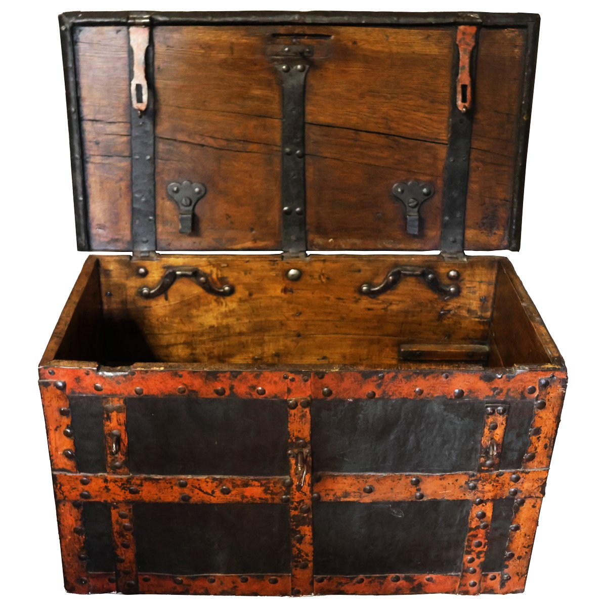 Cassone forziere in massello di noce rivestito in lastre di lamiera, Italia, XVI secolo-photo-3