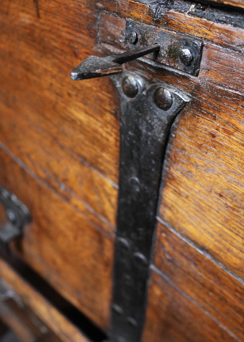 Cassone forziere in massello di noce rivestito in lastre di lamiera, Italia, XVI secolo-photo-3