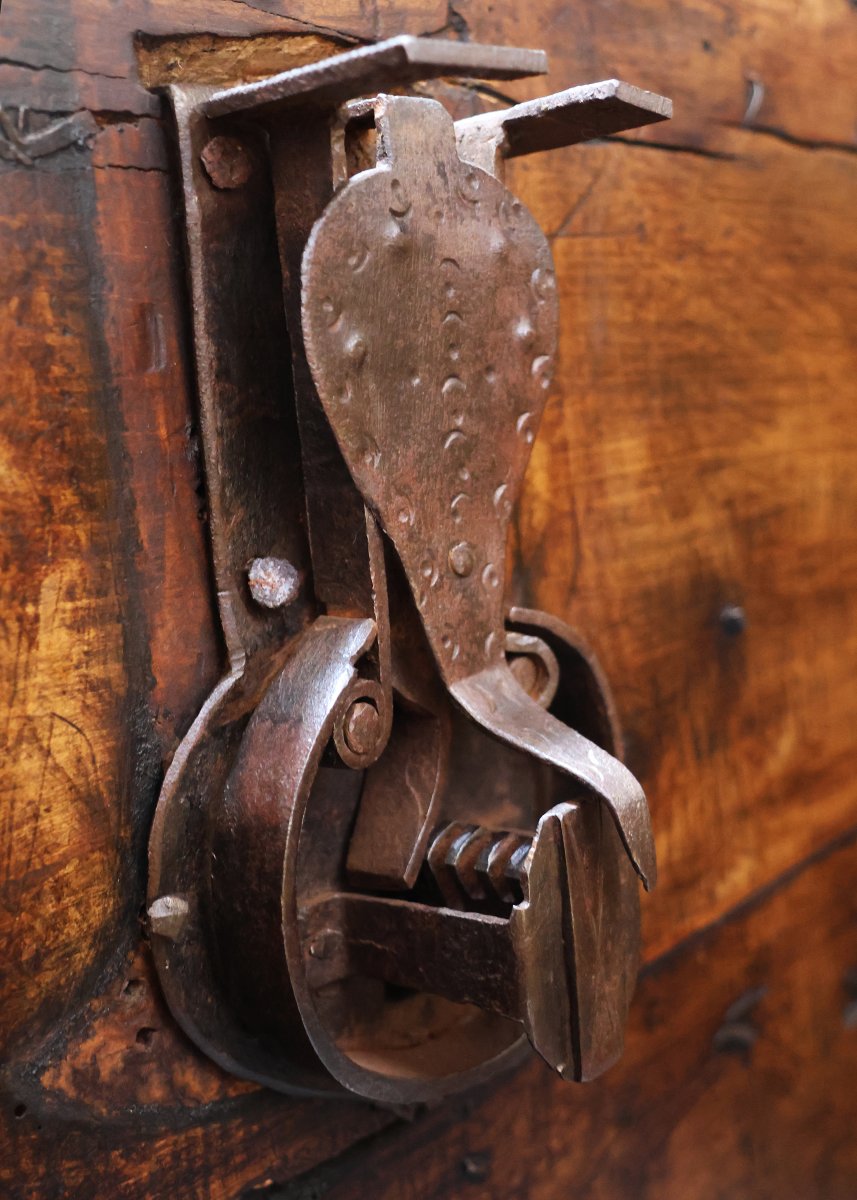 Cassone forziere in massello di noce rivestito in lastre di lamiera, Italia, XVI secolo-photo-4