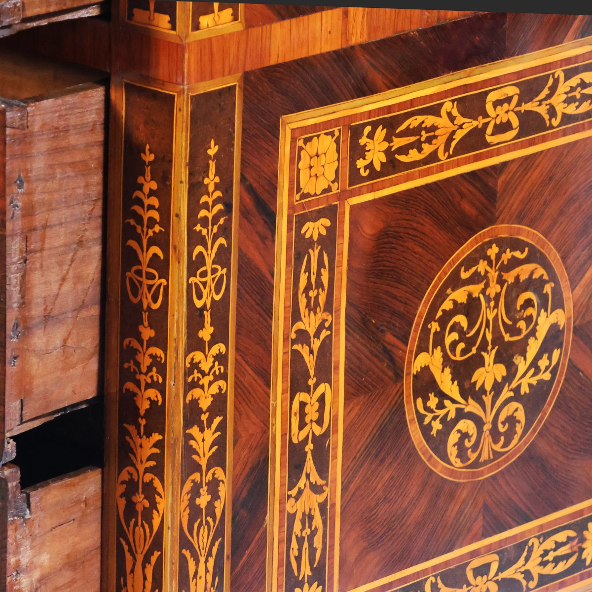 Comò lastronato in palissandro ed intarsi in legni vari, Lombardia, fine XVIII secolo-photo-3