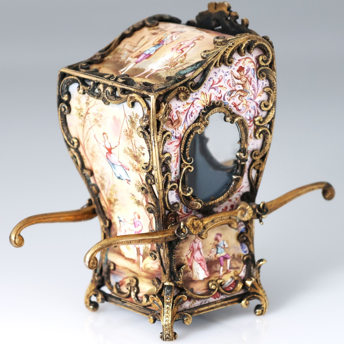 Portantina in argento dorato e smalti policromi. Vienna, fine XIX secolo