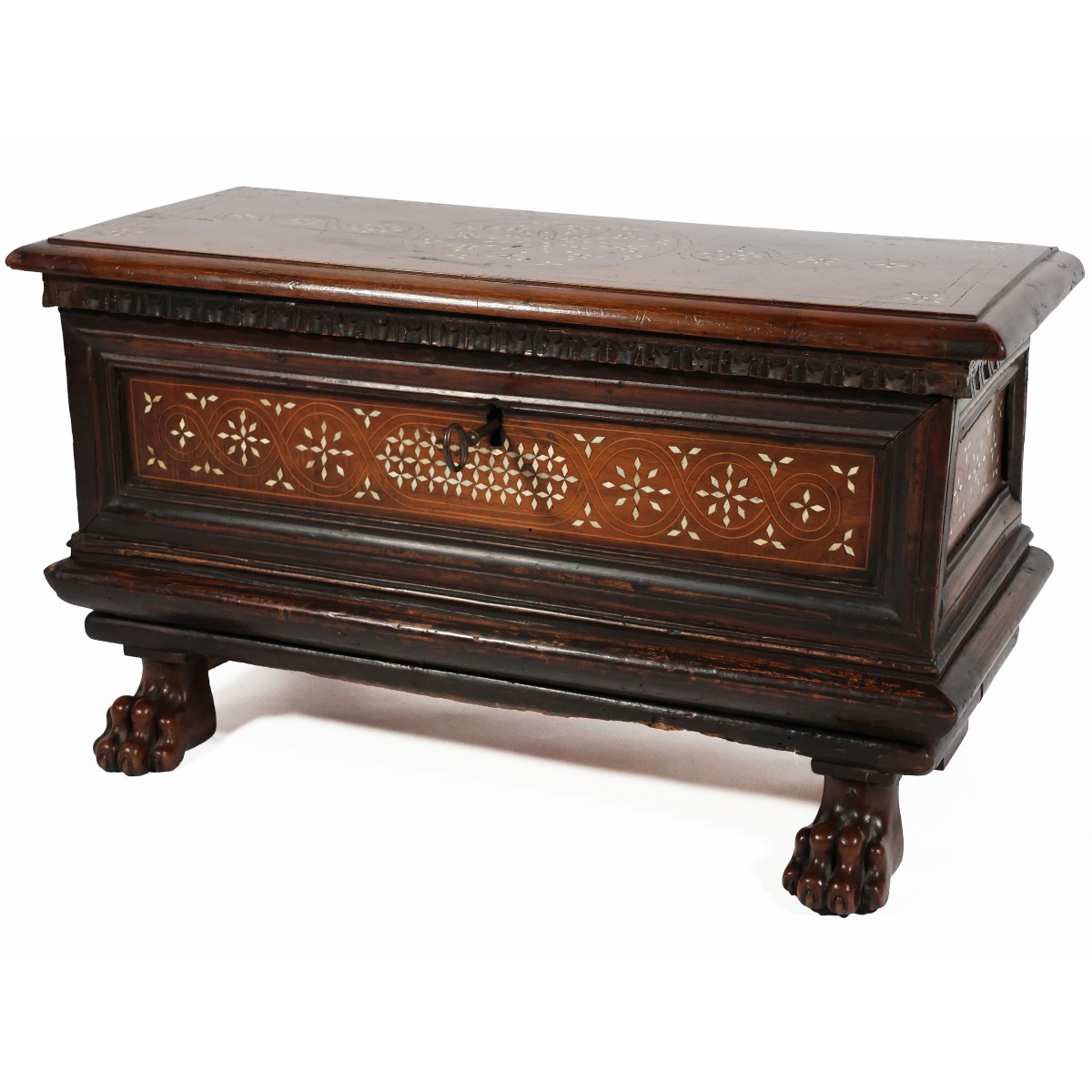 Cassa in legno intagliato di noce, intarsi in osso, Italia, XVII secolo