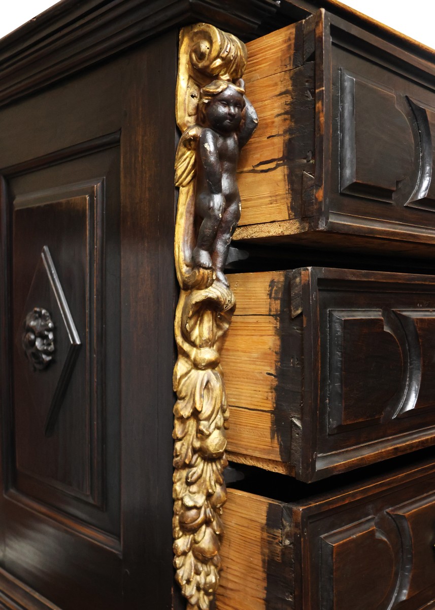 Canterano in legno di noce con lesene dorate e putti moreschi, Ducato di Mantova, XVII secolo-photo-1