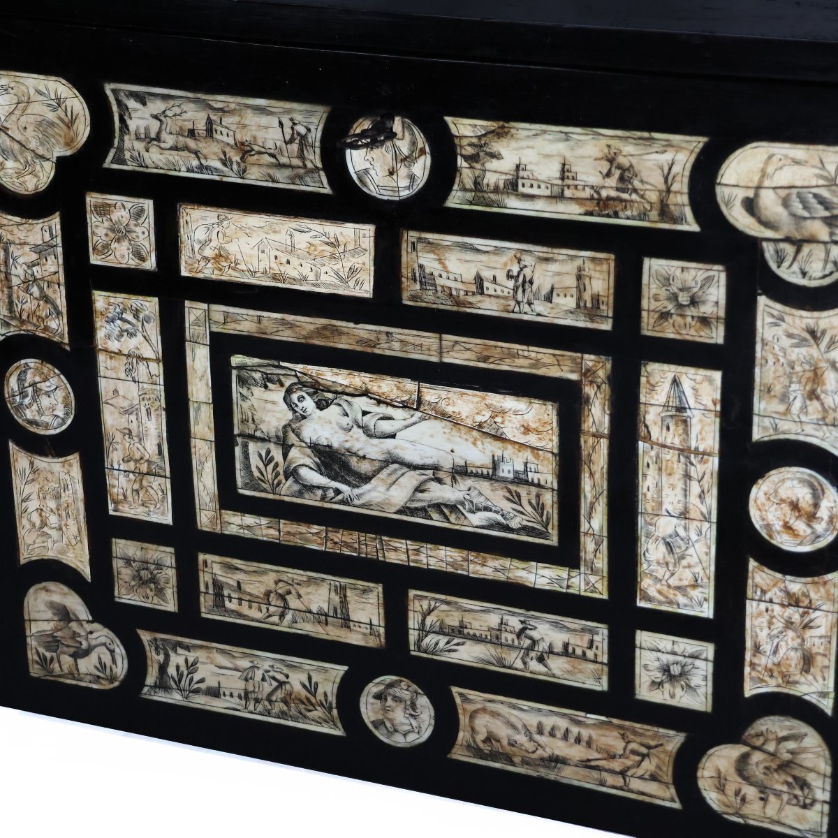 Stipo monetiere in legno ebanizzato e formelle in avorio, XVII-XVIII secolo-photo-2