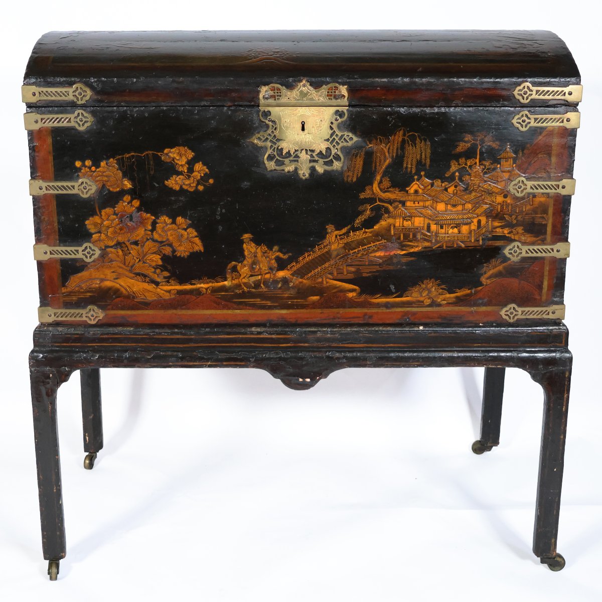 Baule in legno laccato, decorato con scene a chinoiseries, Inghilterra, XVIII-XIX secolo
