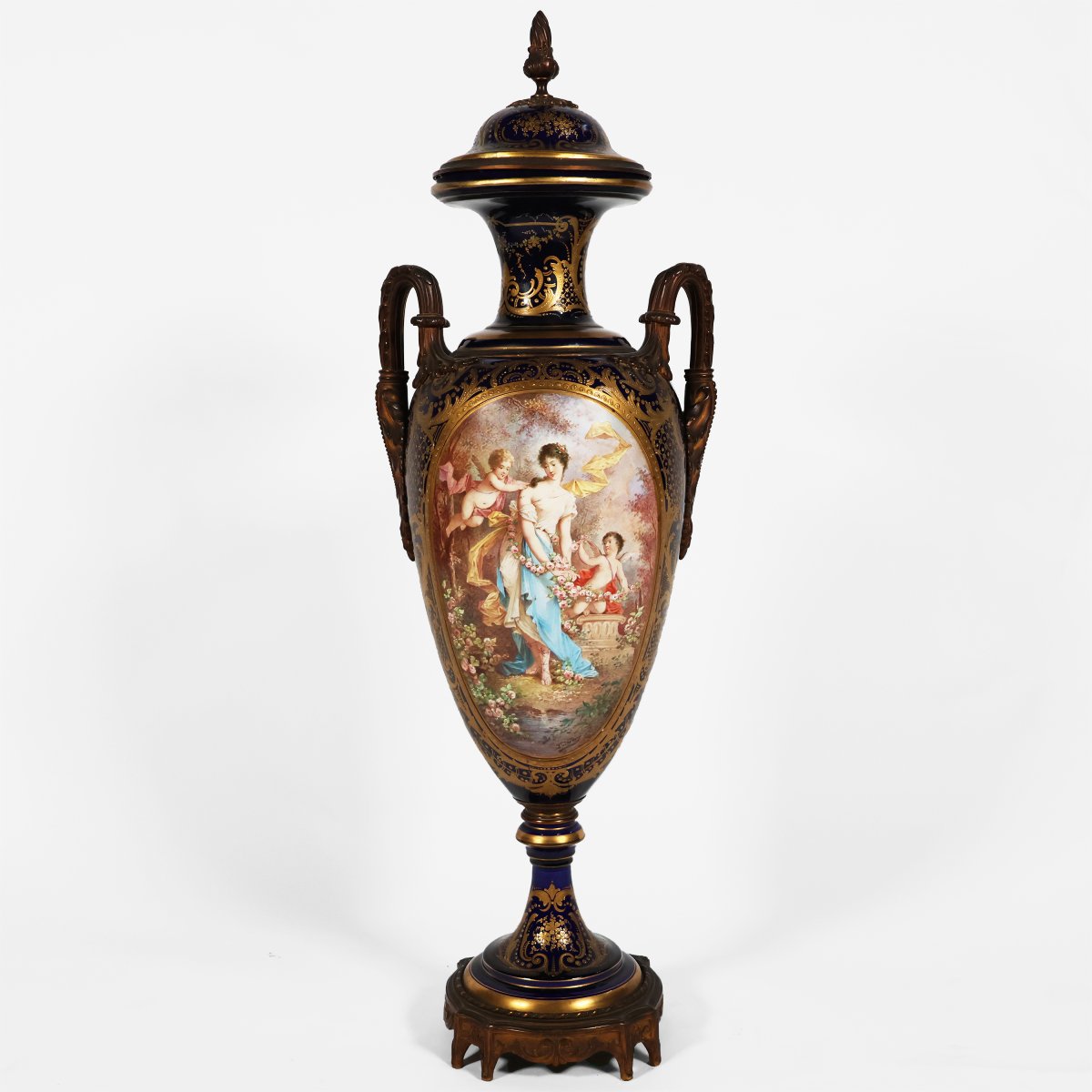 Vaso Francese nello stile di Sèvres. Dipinti firmati Poitevin. Fine XIX secolo