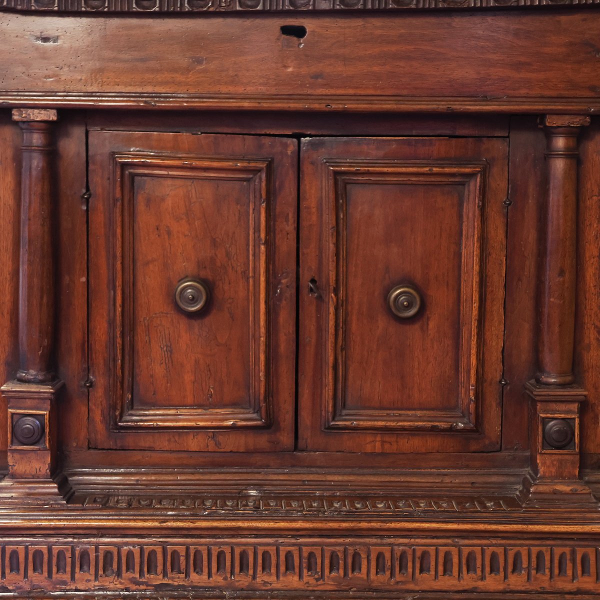 Credenza in legno di noce a due sportelli. Piano apribile. Toscana, inizi XVII secolo-photo-2
