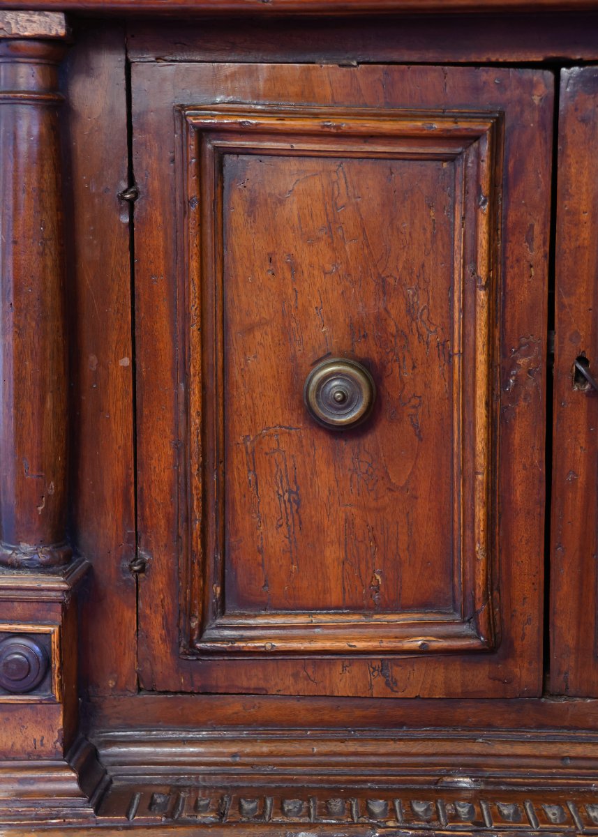 Credenza in legno di noce a due sportelli. Piano apribile. Toscana, inizi XVII secolo-photo-4