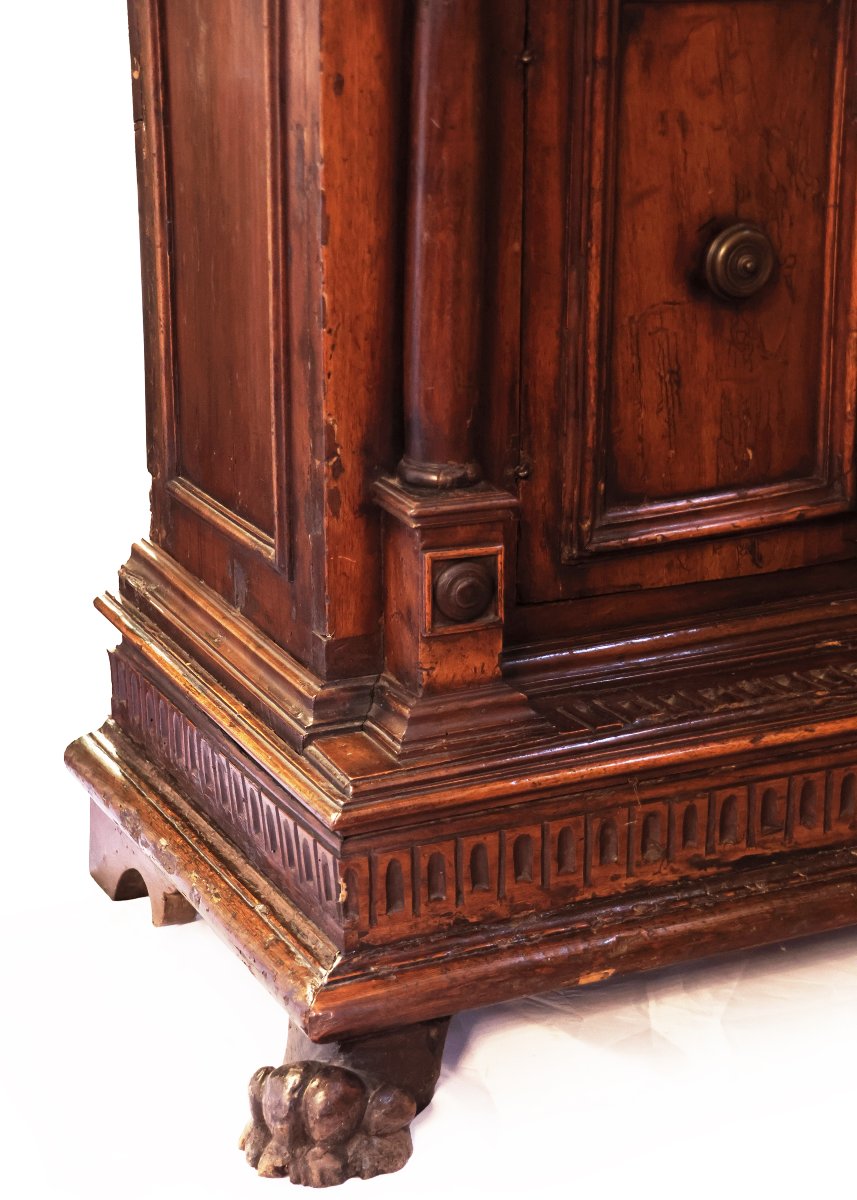 Credenza in legno di noce a due sportelli. Piano apribile. Toscana, inizi XVII secolo-photo-1