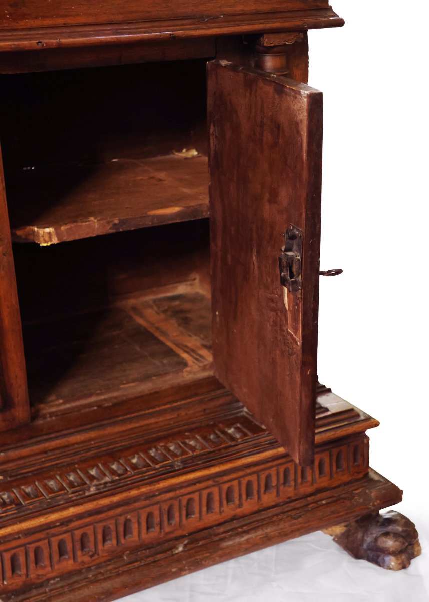 Credenza in legno di noce a due sportelli. Piano apribile. Toscana, inizi XVII secolo-photo-2
