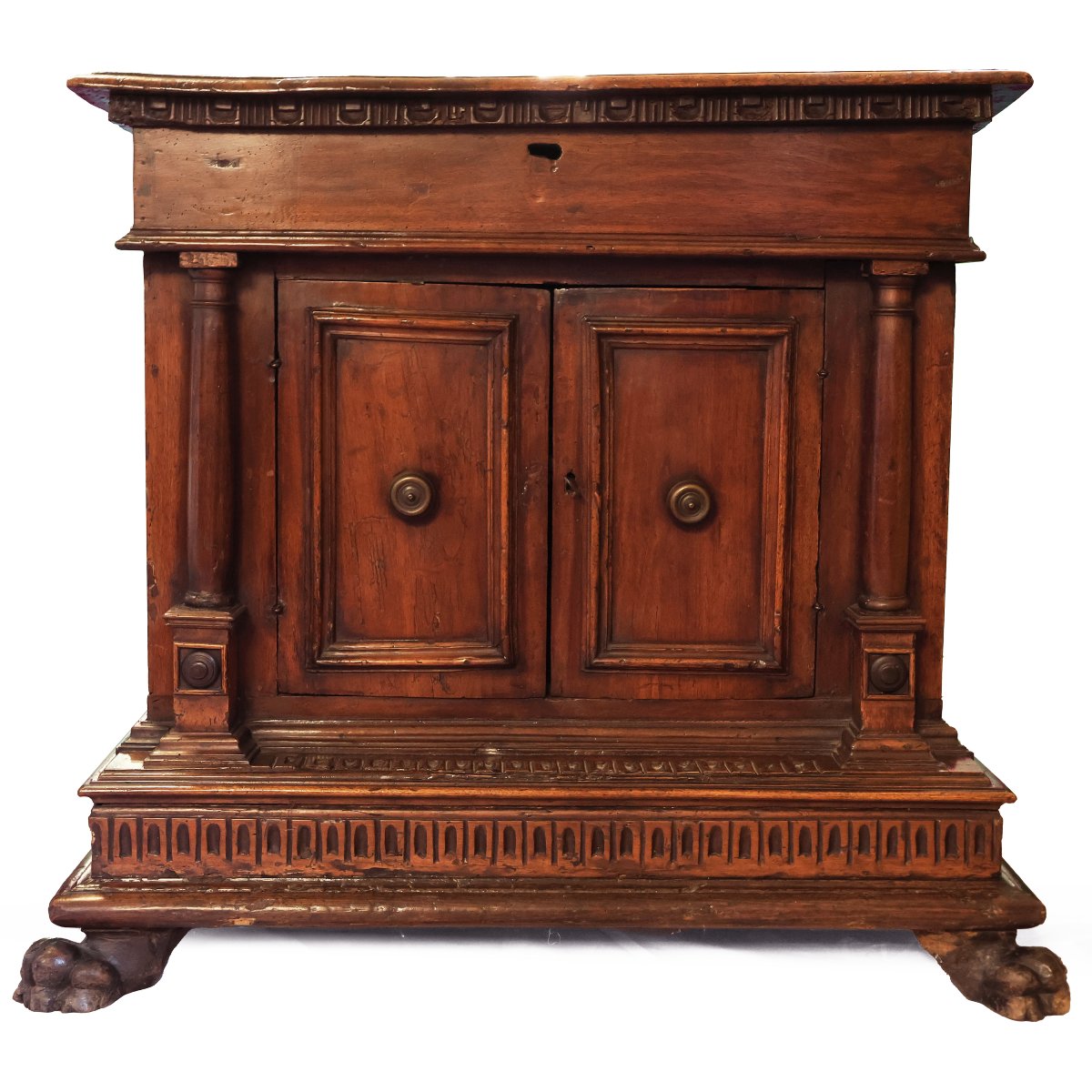 Credenza in legno di noce a due sportelli. Piano apribile. Toscana, inizi XVII secolo