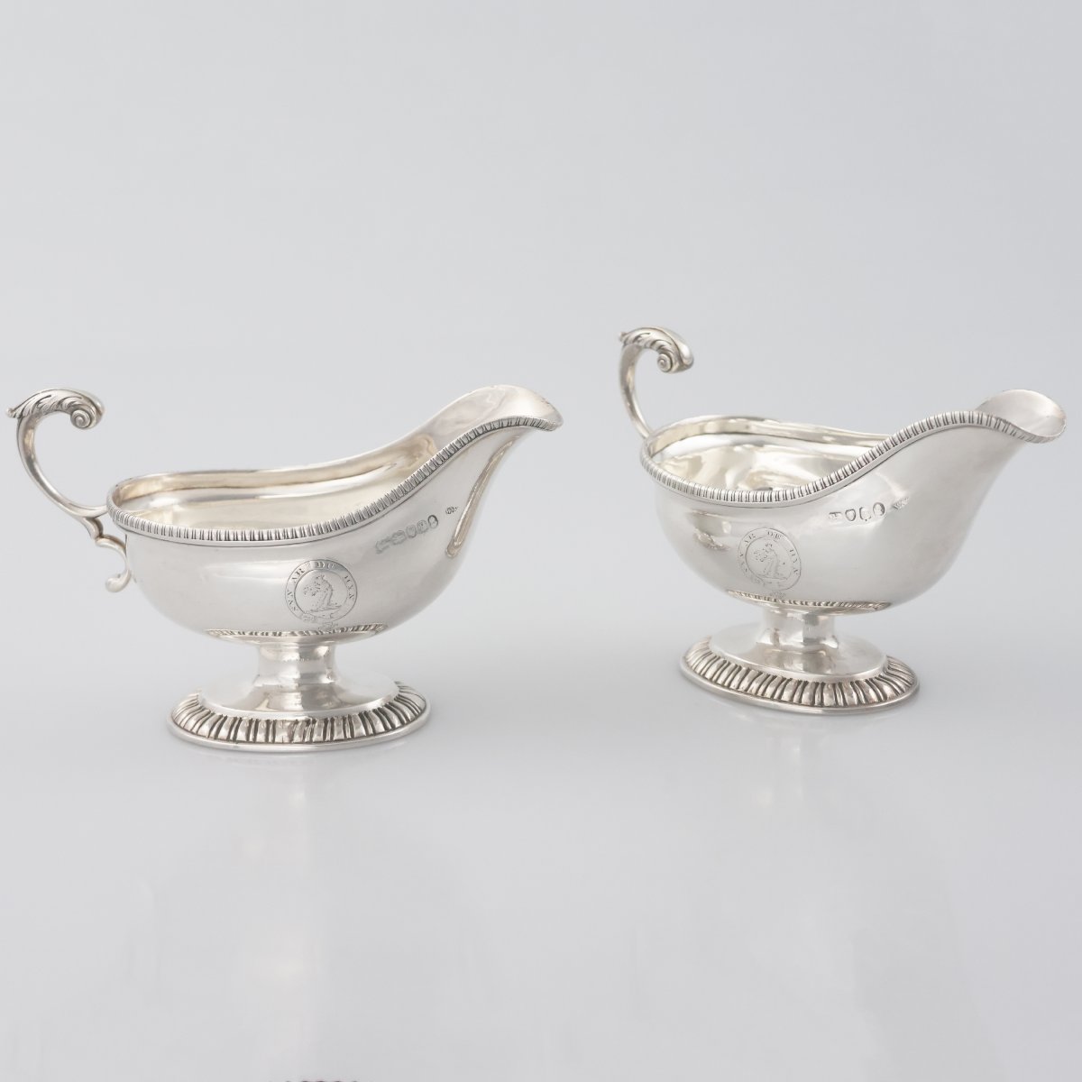 Coppia di salsiere in argento sterling Giorgio III, William Frisbee, Londra, 1810