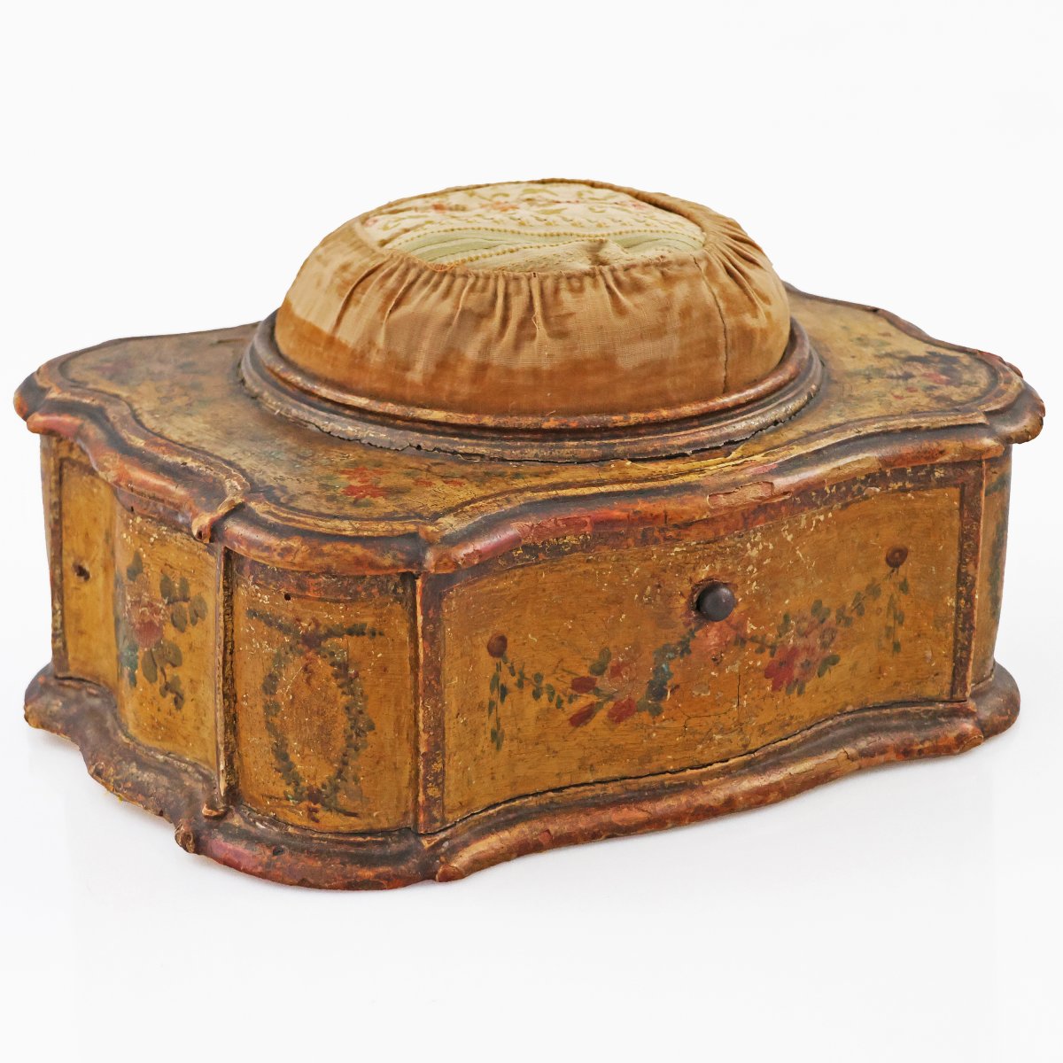 Scatola puntaspilli in legno laccato in policromia a fiori. Venezia, XVIII secolo