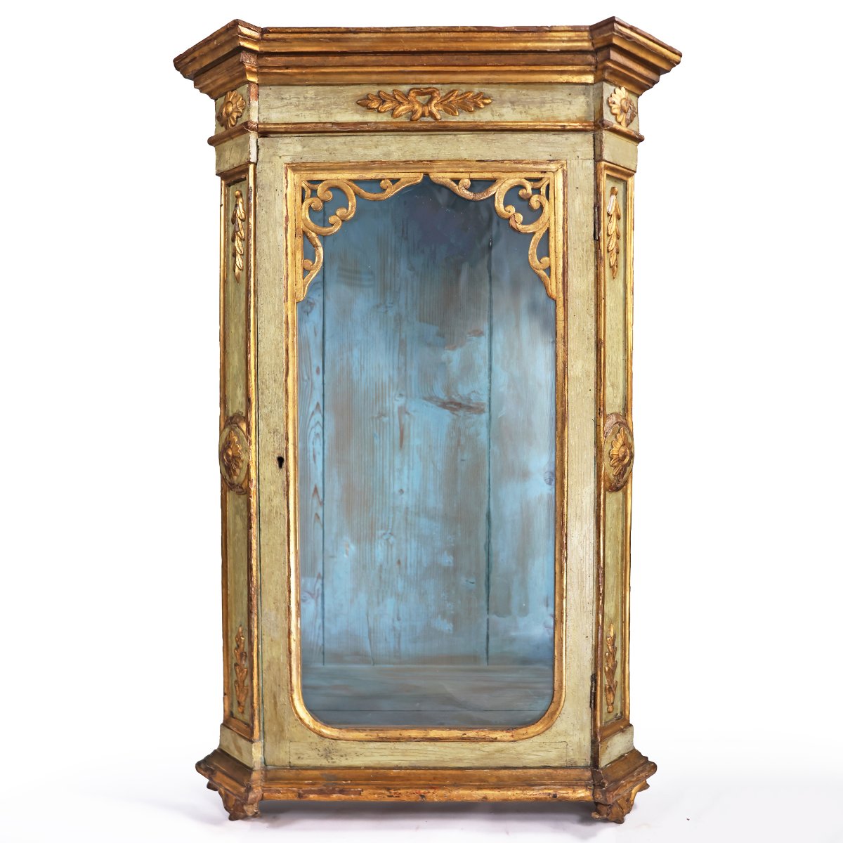 Vetrinetta in legno laccato in verde e oro. Italia, XIX secolo