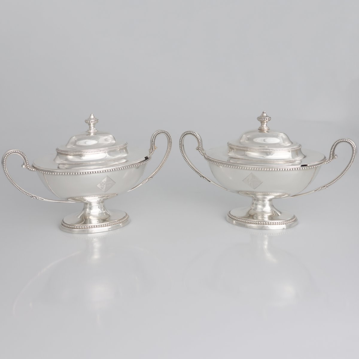 Coppia di zuccheriere con coperchi in argento Giorgio III, Thomas Chawner, Londra, 1783