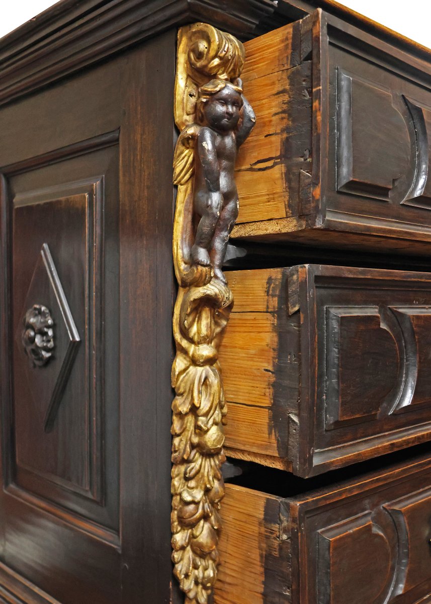 Canterano in legno di noce con lesene dorate e putti moreschi, Ducato di Mantova, XVII secolo-photo-3