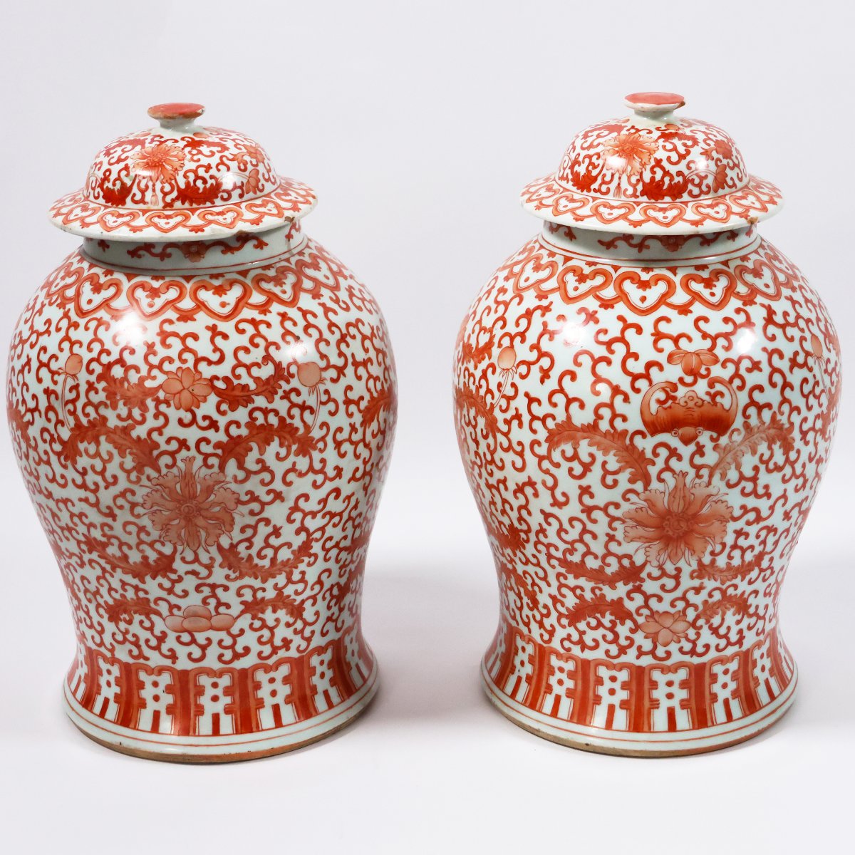 Coppia di vasi in porcellana, decori in rosso, Cina, Dinastia Qing, 1644-1911, XIX secolo-photo-2