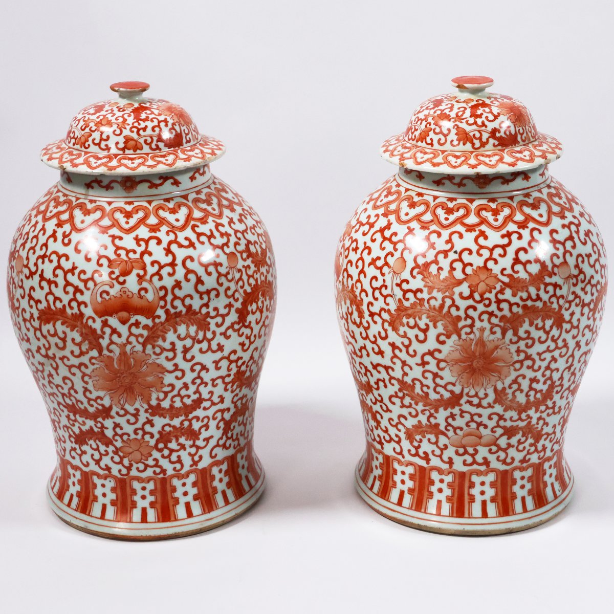 Coppia di vasi in porcellana, decori in rosso, Cina, Dinastia Qing, 1644-1911, XIX secolo-photo-3