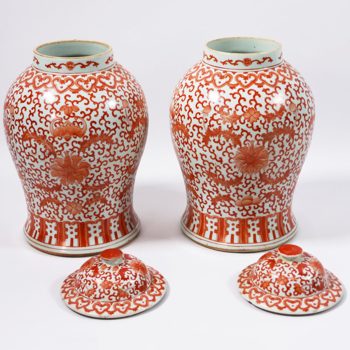 Coppia di vasi in porcellana, decori in rosso, Cina, Dinastia Qing, 1644-1911, XIX secolo-photo-1