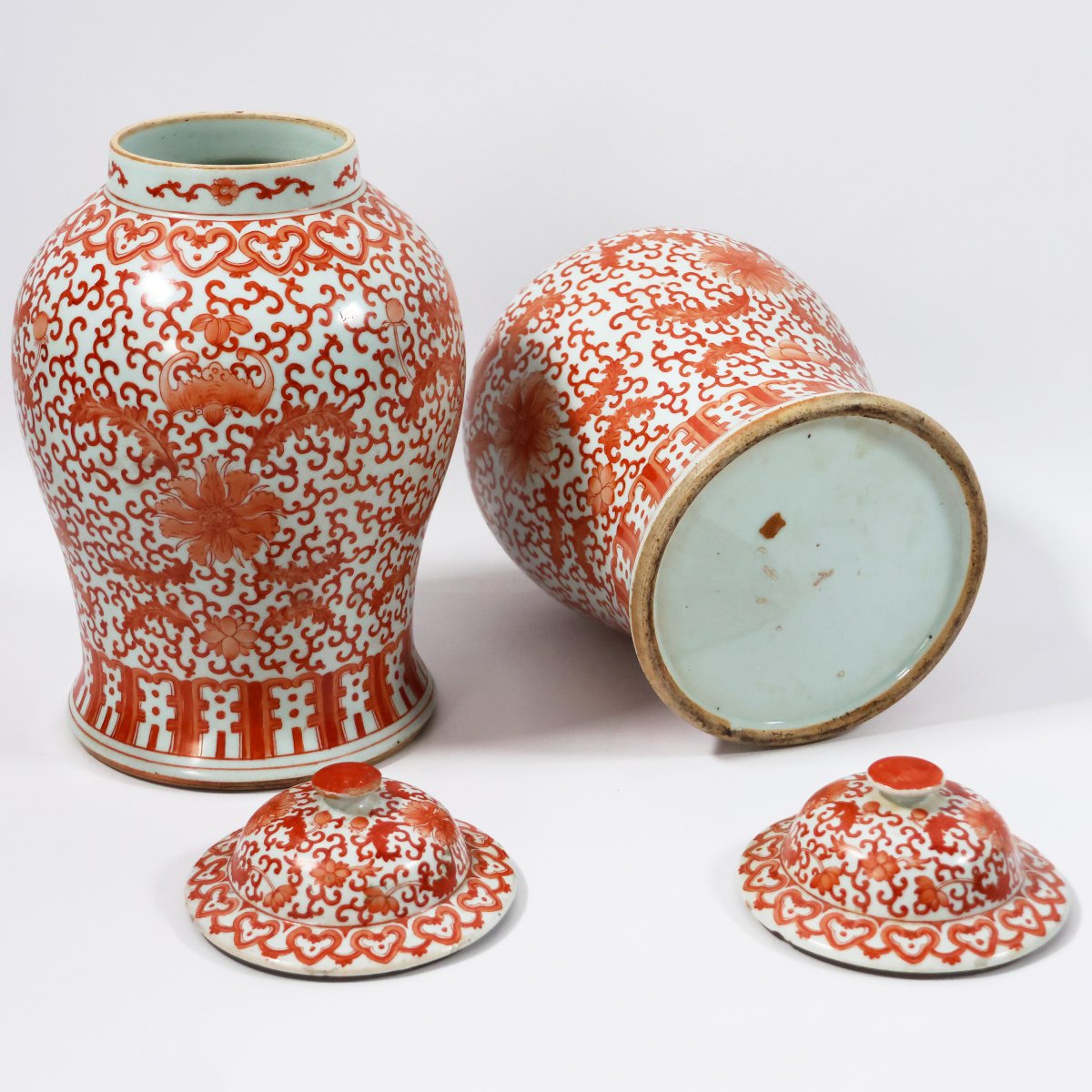 Coppia di vasi in porcellana, decori in rosso, Cina, Dinastia Qing, 1644-1911, XIX secolo-photo-2