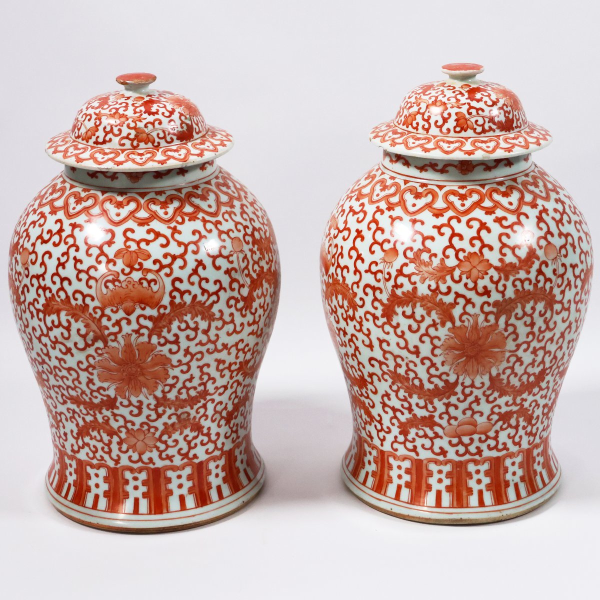 Coppia di vasi in porcellana, decori in rosso, Cina, Dinastia Qing, 1644-1911, XIX secolo