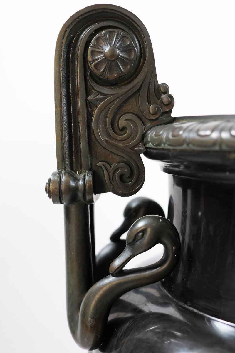 Hippolyte Heizler; Coppia di urne in marmo Noir de Namur con montature in bronzo, circa 1865-photo-2