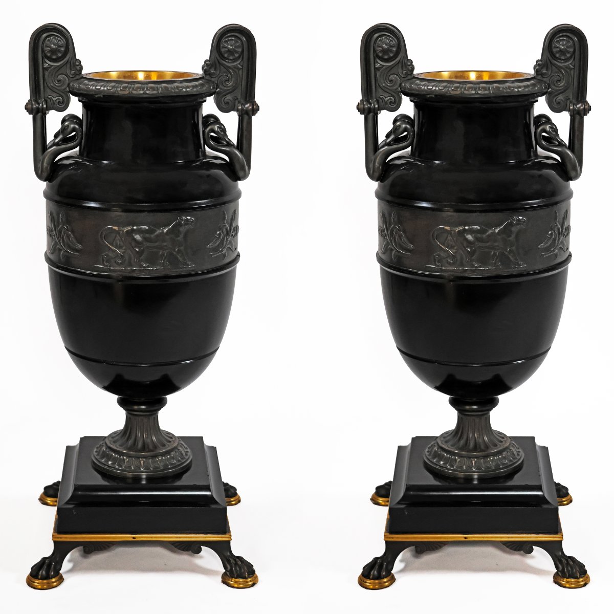 Hippolyte Heizler; Coppia di urne in marmo Noir de Namur con montature in bronzo, circa 1865