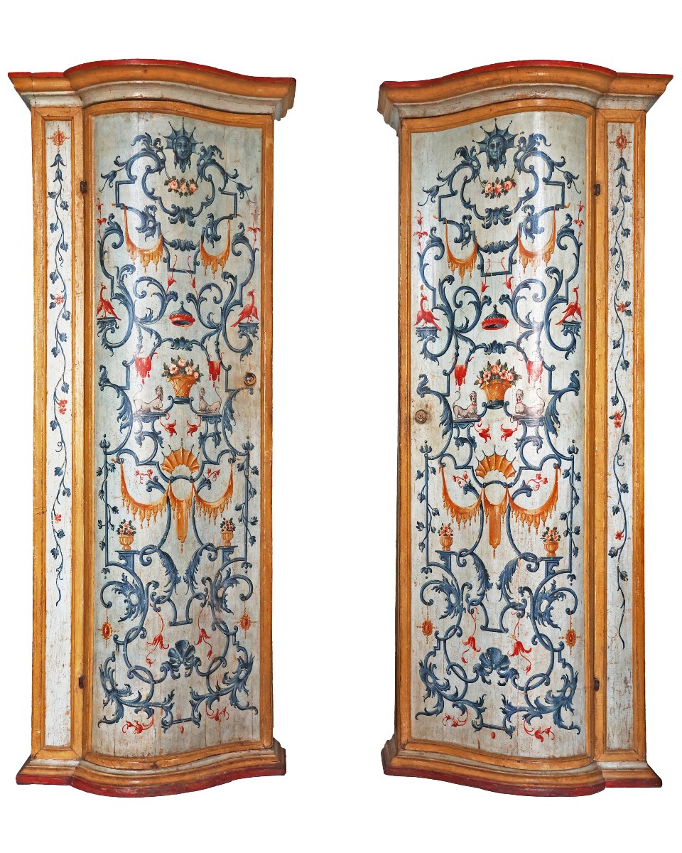 Coppia di armadi in legno intagliato e laccato, Venezia, metà XVIII secolo