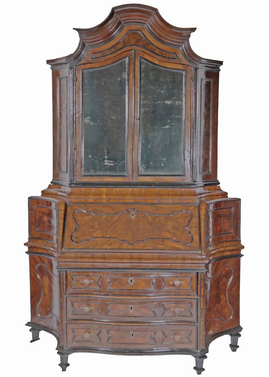 Trumeau in legno e radica di noce a forma sagomata. Lombardia, XVIII secolo