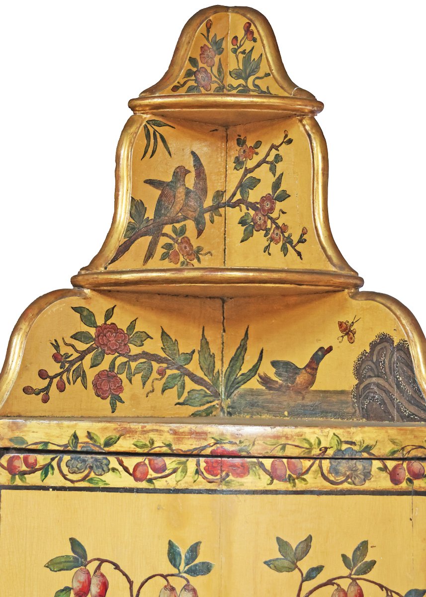 Coppia di cantonali in legno laccato e decorato in policromia, Piemonte, metà XVIII secolo-photo-1