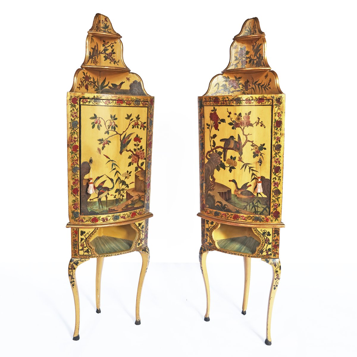Coppia di cantonali in legno laccato e decorato in policromia, Piemonte, metà XVIII secolo