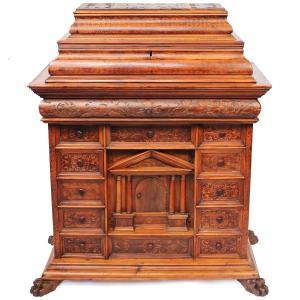 Monetiere in legno di noce e di cedro, Nord Italia, fine XVIII secolo inizi XIX secolo