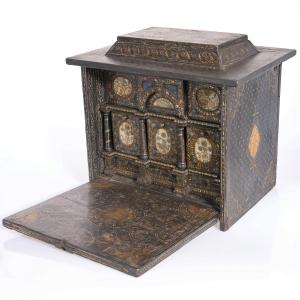 Monetiere in legno ebanizzato e decorato con intarsi in madreperla, Venezia, XVI secolo