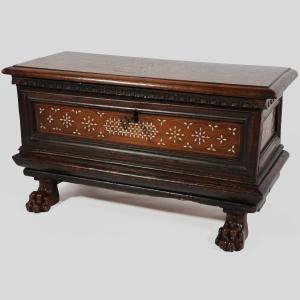 Cassa in legno intagliato di noce, intarsi in osso, Italia, XVII secolo