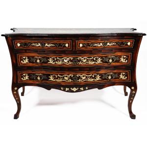 Cassettone in legno di noce intarsiato in varie essenze; Italia centrale, metà XVIII secolo