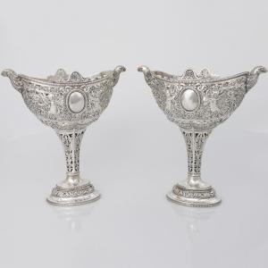 Coppia di coppe in argento traforato, sbalzato e cesellato, Hanau, fine XIX secolo