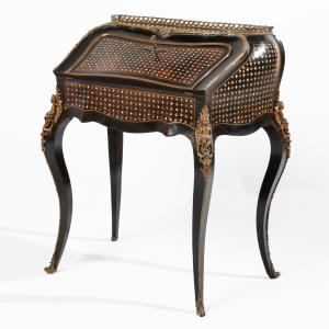 Scrittoio a ribalta in legno ebanizzato, intarsi in rame dorato e madreperla, Francia, XIX sec.