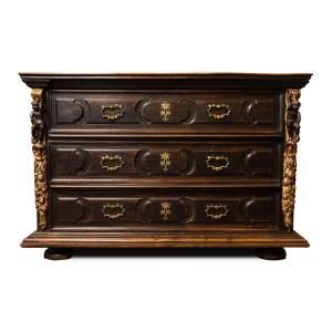 Canterano in legno di noce con lesene dorate e putti moreschi, Ducato di Mantova, XVII secolo