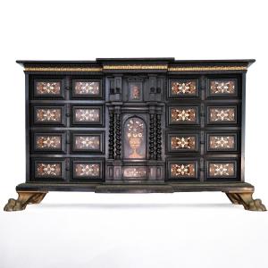 Monetiere in legno ebanizzato intarsiato in essenze pregiate e madreperla, Firenze, XVI secolo