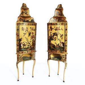 Coppia di cantonali in legno laccato e decorato in policromia, Piemonte, metà XVIII secolo