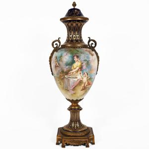 Grande vaso Francese nello stile di Sèvres. Dipinto firmato F. Bellanger. Fine XIX secolo
