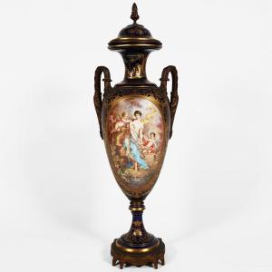 Vaso Francese nello stile di Sèvres. Dipinti firmati Poitevin. Fine XIX secolo