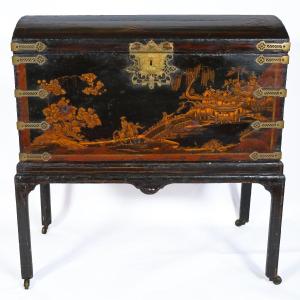 Baule in legno laccato, decorato con scene a chinoiseries, Inghilterra, XVIII-XIX secolo
