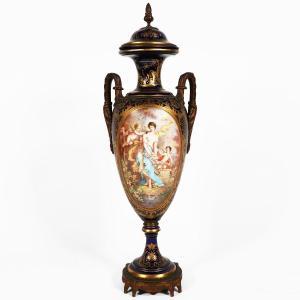 Vaso Francese nello stile di Sèvres. Dipinti firmati Poitevin. Fine XIX secolo