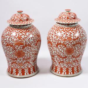 Coppia di vasi in porcellana, decori in rosso, Cina, Dinastia Qing, 1644-1911, XIX secolo