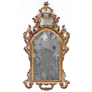 Specchiera in legno intagliato, scolpito e dorato. Venezia, metà XVIII secolo