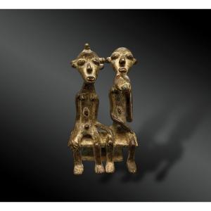 Statuette Depicting A Couple Sitting On A Common Stool - Senufo Culture, Ivory Coast